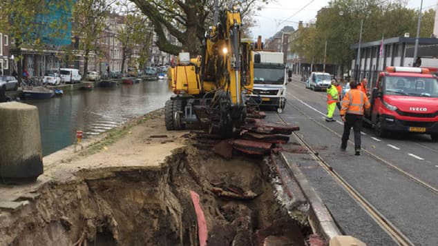 Amsterdam đang sụp đổ, ai là người phải trả giá? - Ảnh 1.