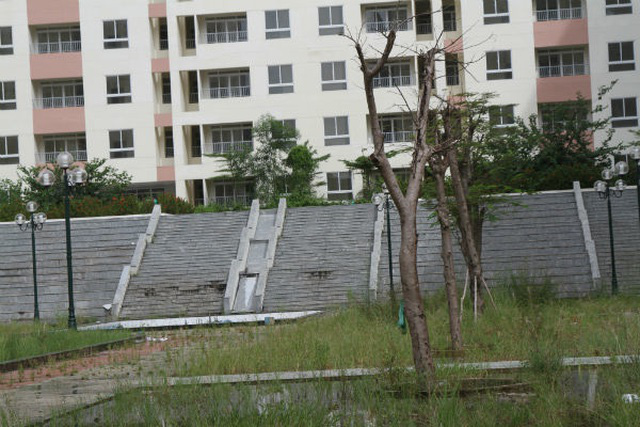 Những khu d&acirc;n cư bị bỏ rơi tại TP.HCM - Ảnh 1.