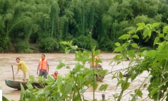 Bất chấp nguy hiểm, liều m&igrave;nh vượt s&ocirc;ng M&atilde; m&ugrave;a lũ - Ảnh 1.