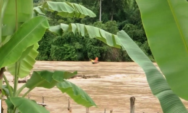 Bất chấp nguy hiểm, liều m&igrave;nh vượt s&ocirc;ng M&atilde; m&ugrave;a lũ - Ảnh 2.