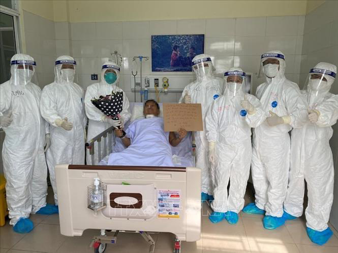 
Patient 582 on the day he was announced as free from COVID-19 at the Da Nang Lung Hospital on August 16, 2020. (Photo broadcast by VNA)

