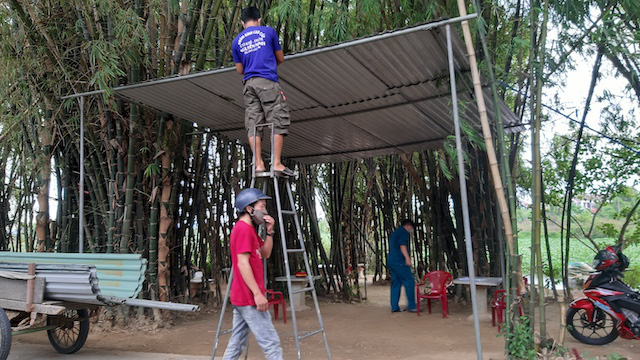 Người thợ cơ khí tình nguyện làm mái che tại chốt trực kiểm dịch COVID-19 - Ảnh 1.