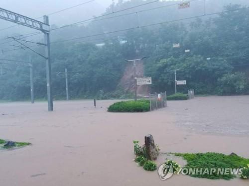 Mưa lớn gây thiệt hại nặng nề ở Hàn Quốc, 6 người thiệt mạng, 7 người mất tích - Ảnh 2.