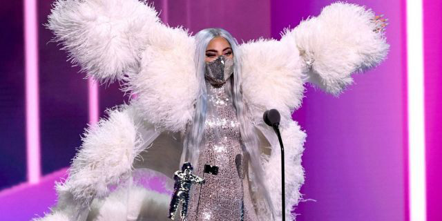 Muôn kiểu khẩu trang độc lạ của Lady Gaga tại VMAs 2020 - Ảnh 6.