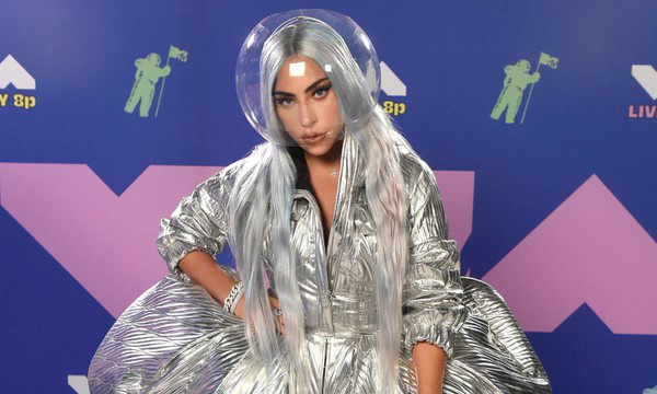 Muôn kiểu khẩu trang độc lạ của Lady Gaga tại VMAs 2020 - Ảnh 1.