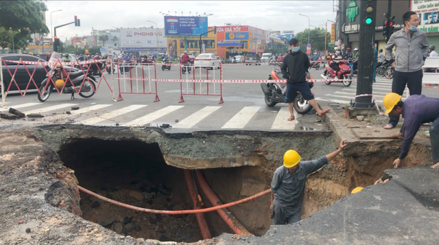 Sau cơn mưa lớn, xuất hiện hố tử thần ngay ngã tư ở TP.HCM - Ảnh 2.