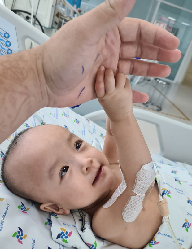 Diệu Nhi rạng rỡ nắm chặt tay bác sĩ, khoảng 6 tuần nữa hai bé sẽ tập đi - Ảnh 1.