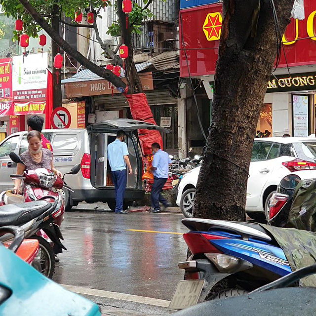 Tiệm vàng đuổi khách, nhà đầu tư trắng tay vì kiếm tiền thần tốc từ sàn vàng - Ảnh 1. Tiệm vàng đuổi khách, nhà đầu tư trắng tay vì kiếm tiền thần tốc từ sàn vàng - Ảnh 1.