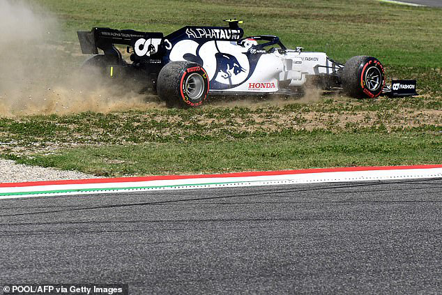 Lewis Hamilton giành vị trí xuất phát đầu tiên tại GP Tuscany - Ảnh 1.