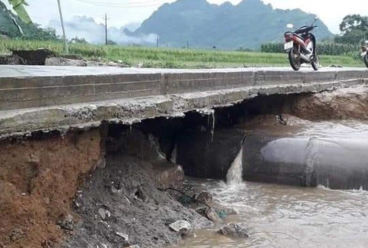 Mưa lũ kèm dông lốc gây thiệt hại tại nhiều địa phương - Ảnh 1.