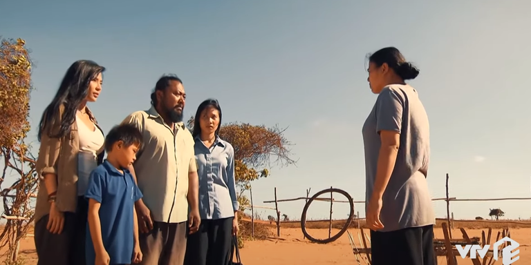 Những điều &iacute;t biết về nữ ca sĩ đ&oacute;ng chị đại x&oacute;m chửa hoang trong phim C&aacute;t đỏ - Ảnh 1.