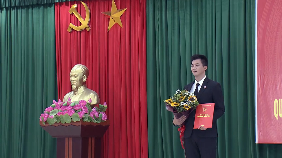 Lựa chọn số phận - Tập 66: Cường được thăng chức, Trang đứng ngoài lặng lẽ mỉm cười - Ảnh 1. Lựa chọn số phận - Tập 66: Cường được thăng chức, Trang đứng ngoài lặng lẽ mỉm cười - Ảnh 1.