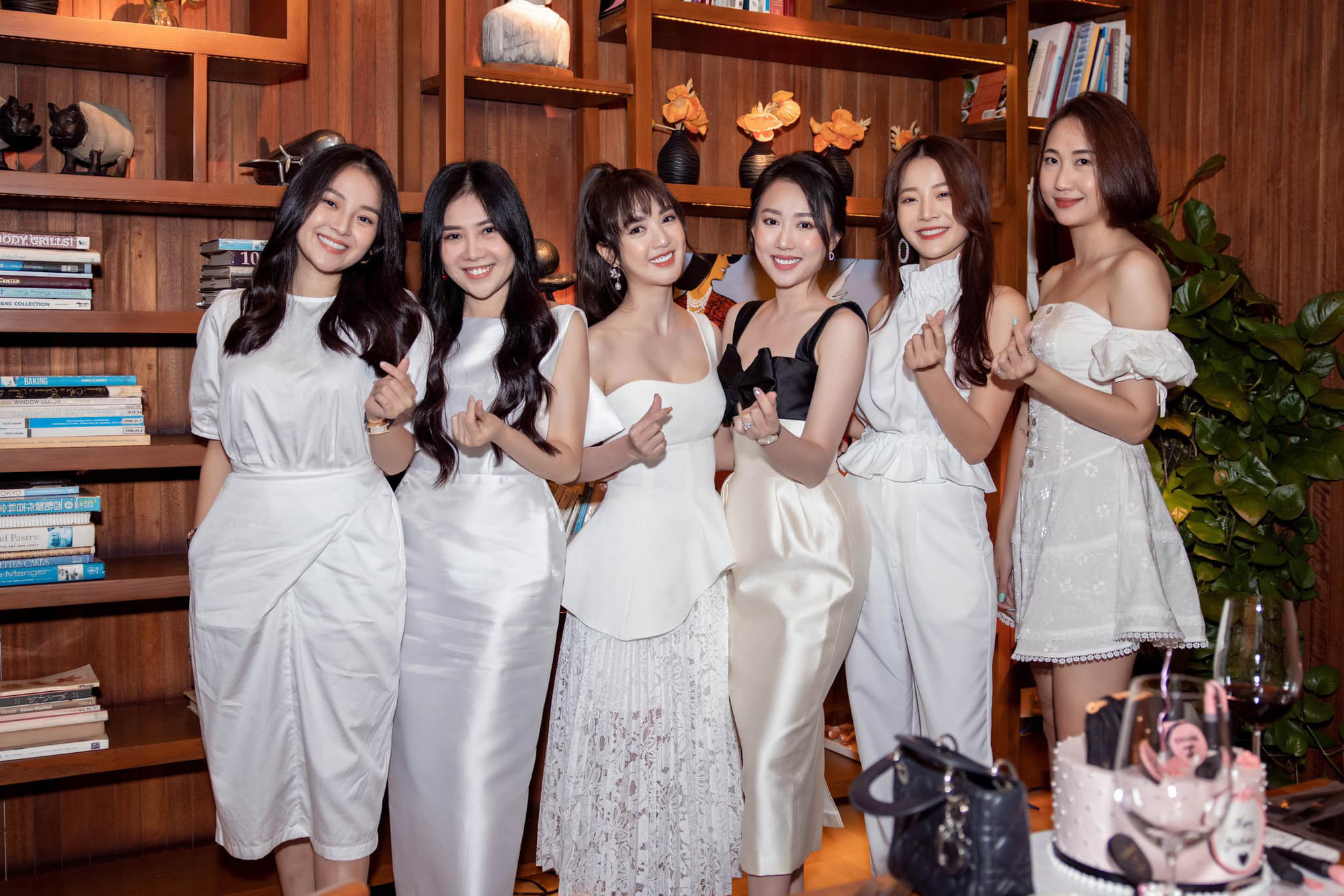 Nữ diễn vi&ecirc;n phim Lựa chọn số phận mừng tuổi mới với loạt qu&agrave; đồ hiệu - Ảnh 1.