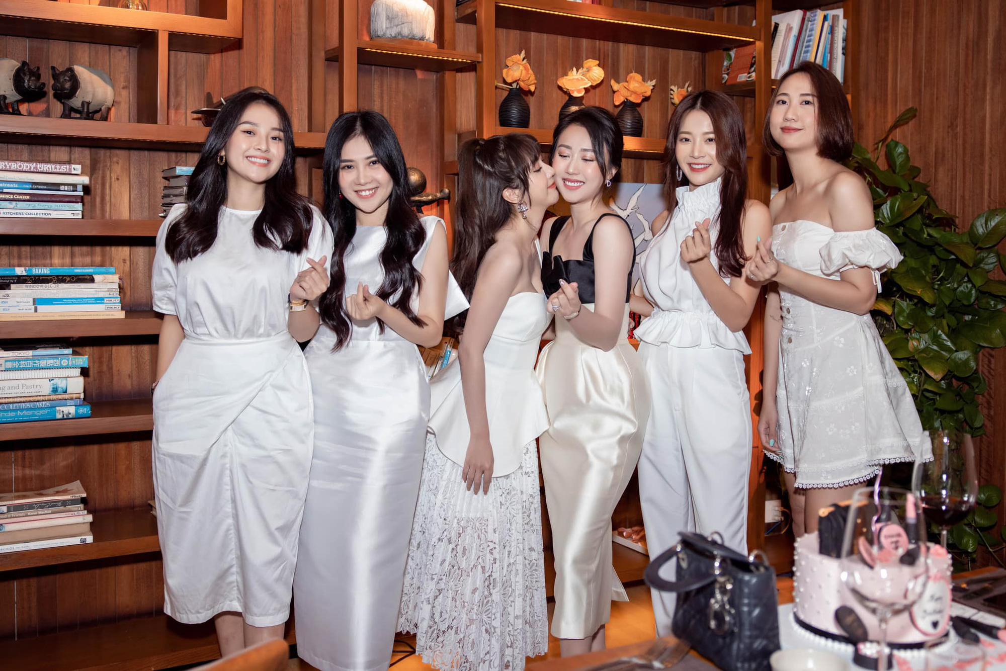 Nữ diễn vi&ecirc;n phim Lựa chọn số phận mừng tuổi mới với loạt qu&agrave; đồ hiệu - Ảnh 2.