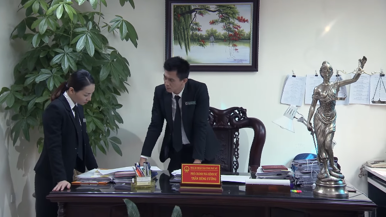 Lựa chọn số phận - Tập 69: Mẹ Cường bị dúi quà hối lộ vào tay, Cường lại gặp hạn? - Ảnh 1. Lựa chọn số phận - Tập 69: Mẹ Cường bị dúi quà hối lộ vào tay, Cường lại gặp hạn? - Ảnh 1.