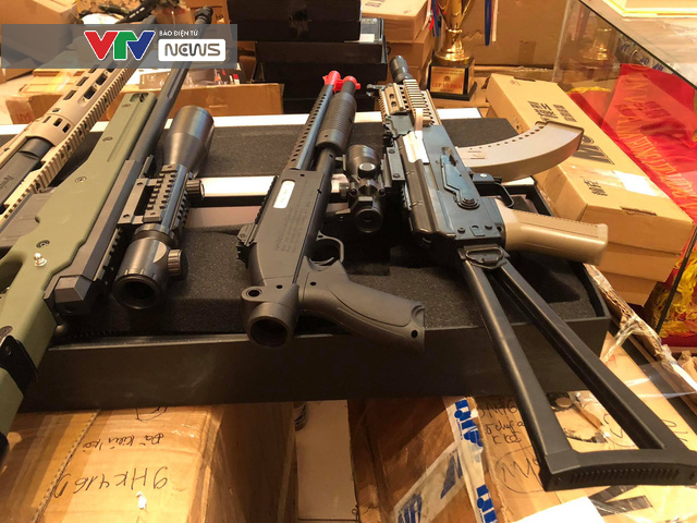 Hàng trăm khẩu súng đồ chơi bắn đạn nở nguy hiểm bị thu giữ - Ảnh 1. Hàng trăm khẩu súng đồ chơi bắn đạn nở nguy hiểm bị thu giữ - Ảnh 1.