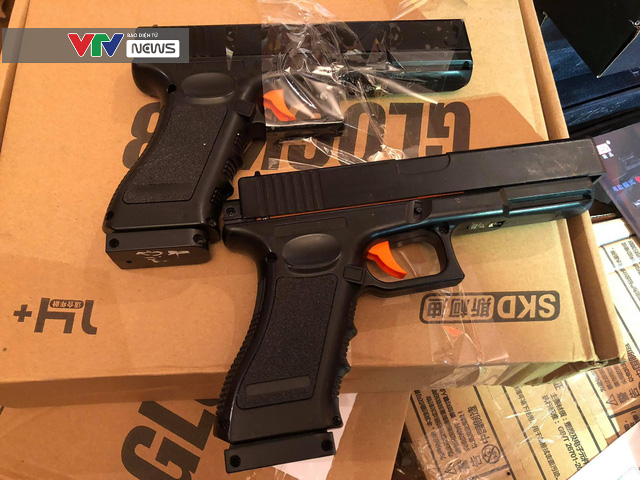 Hàng trăm khẩu súng đồ chơi bắn đạn nở nguy hiểm bị thu giữ - Ảnh 2. Hàng trăm khẩu súng đồ chơi bắn đạn nở nguy hiểm bị thu giữ - Ảnh 2.