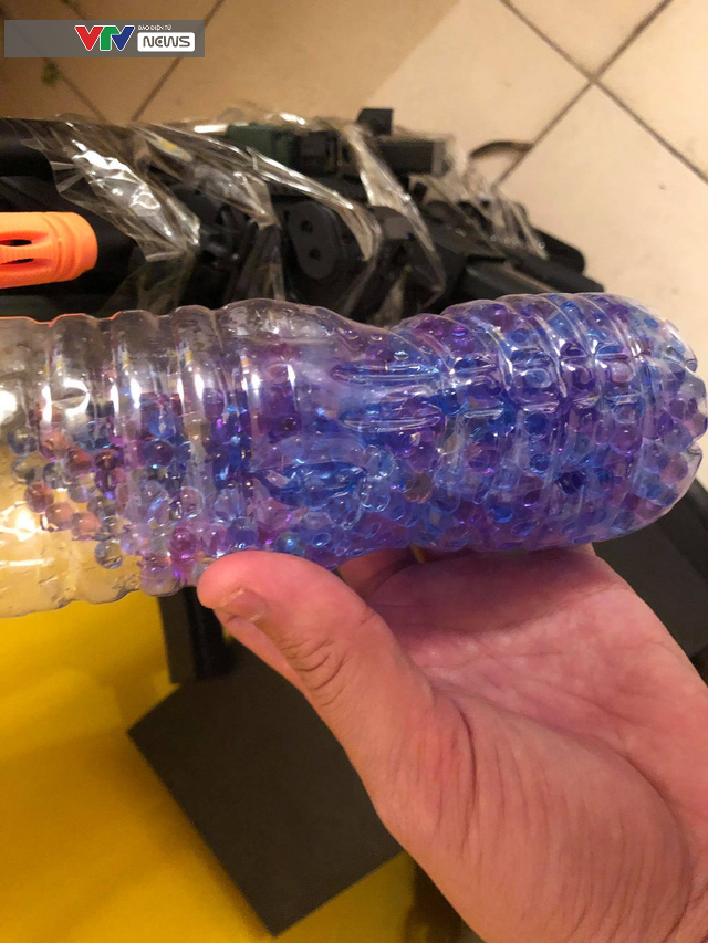 Hàng trăm khẩu súng đồ chơi bắn đạn nở nguy hiểm bị thu giữ - Ảnh 7. Hàng trăm khẩu súng đồ chơi bắn đạn nở nguy hiểm bị thu giữ - Ảnh 7.