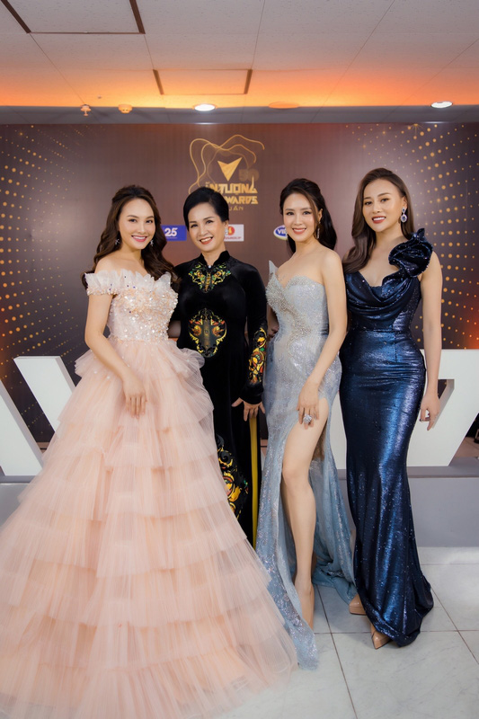 Hồng Diễm, Phương Oanh hết lời khen ngợi mẹ chồng Lan Hương tại Lễ trao giải VTV Awards - Ảnh 1.