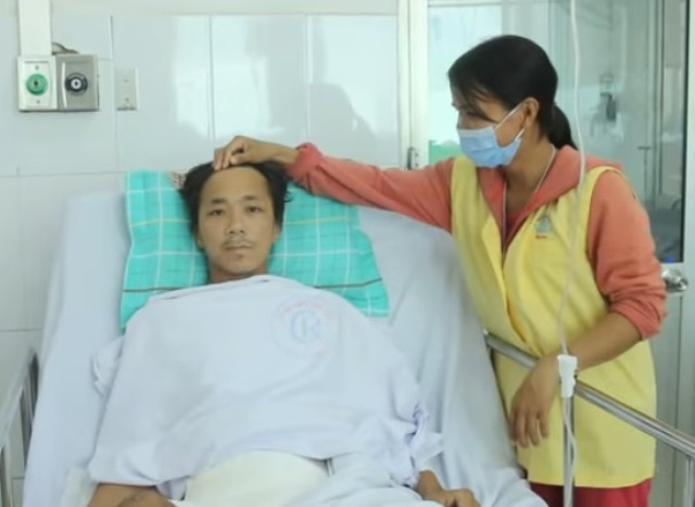 Vợ chồng bệnh nhân bị rắn hổ chúa cắn tặng 80 triệu đồng cho một bệnh nhân khác - Ảnh 2. Vợ chồng bệnh nhân bị rắn hổ chúa cắn tặng 80 triệu đồng cho một bệnh nhân khác - Ảnh 2.
