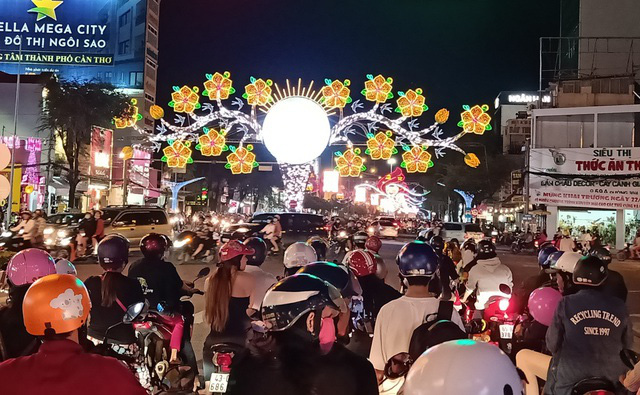 Người dân cả nước rộn ràng chào đón năm mới 2021 - Ảnh 4. Người dân cả nước rộn ràng chào đón năm mới 2021 - Ảnh 4.