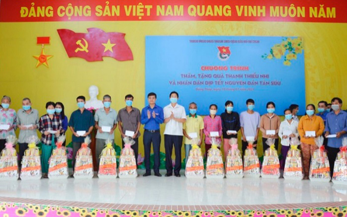 
Dong Thap provincial authorities present Tet gifts to local policy families. (Photo: NDO/Huu Nghia)
