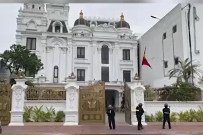 Bắt tr&ugrave;m giang hồ ở biệt thự, đi xe sang Trưởng H&agrave;ng  - Ảnh 1.