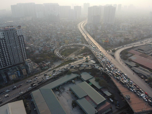 5 ô tô tông liên hoàn, xe cộ chôn chân trên cầu Vĩnh Tuy - Ảnh 2.