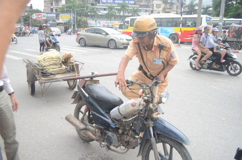 Thu hồi xe cũ nát tại Hà Nội: Cần xây dựng lộ trình hợp lý và khung pháp lý chặt chẽ - Ảnh 1.