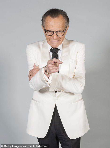 Huyền thoại Larry King qua đời sau 3 tuần chiến đấu với COVID-19 - Ảnh 1.