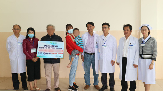 Bé 5 tuổi bị cha chém vào mặt được xuất viện - Ảnh 1. Bé 5 tuổi bị cha chém vào mặt được xuất viện - Ảnh 1.