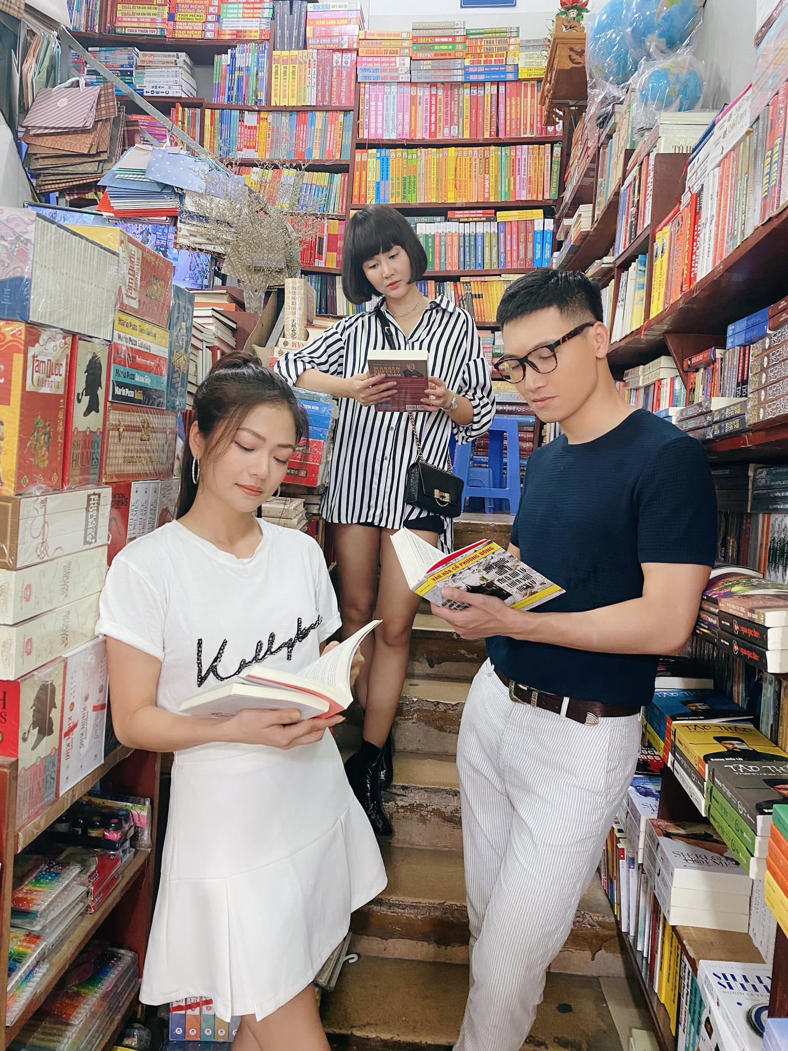 Hậu trường cực xinh của diễn vi&ecirc;n Kiều Anh trong phim Hồ sơ c&aacute; sấu - Ảnh 1.