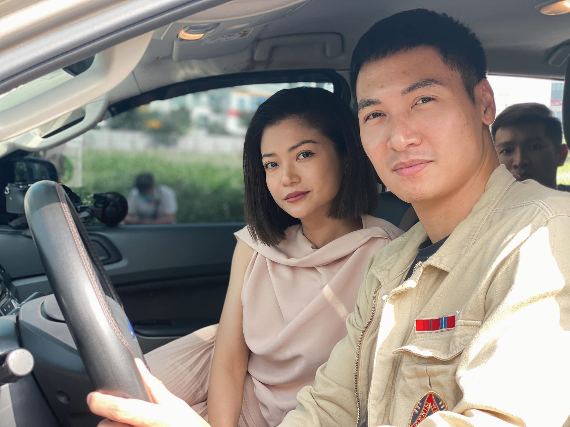 Hậu trường cực xinh của diễn vi&ecirc;n Kiều Anh trong phim Hồ sơ c&aacute; sấu - Ảnh 6.