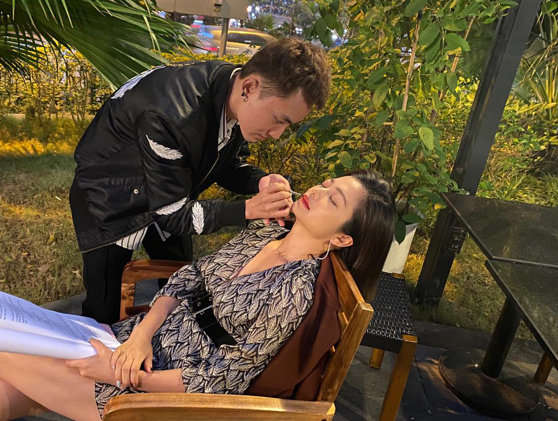 Hậu trường cực xinh của diễn vi&ecirc;n Kiều Anh trong phim Hồ sơ c&aacute; sấu - Ảnh 7.