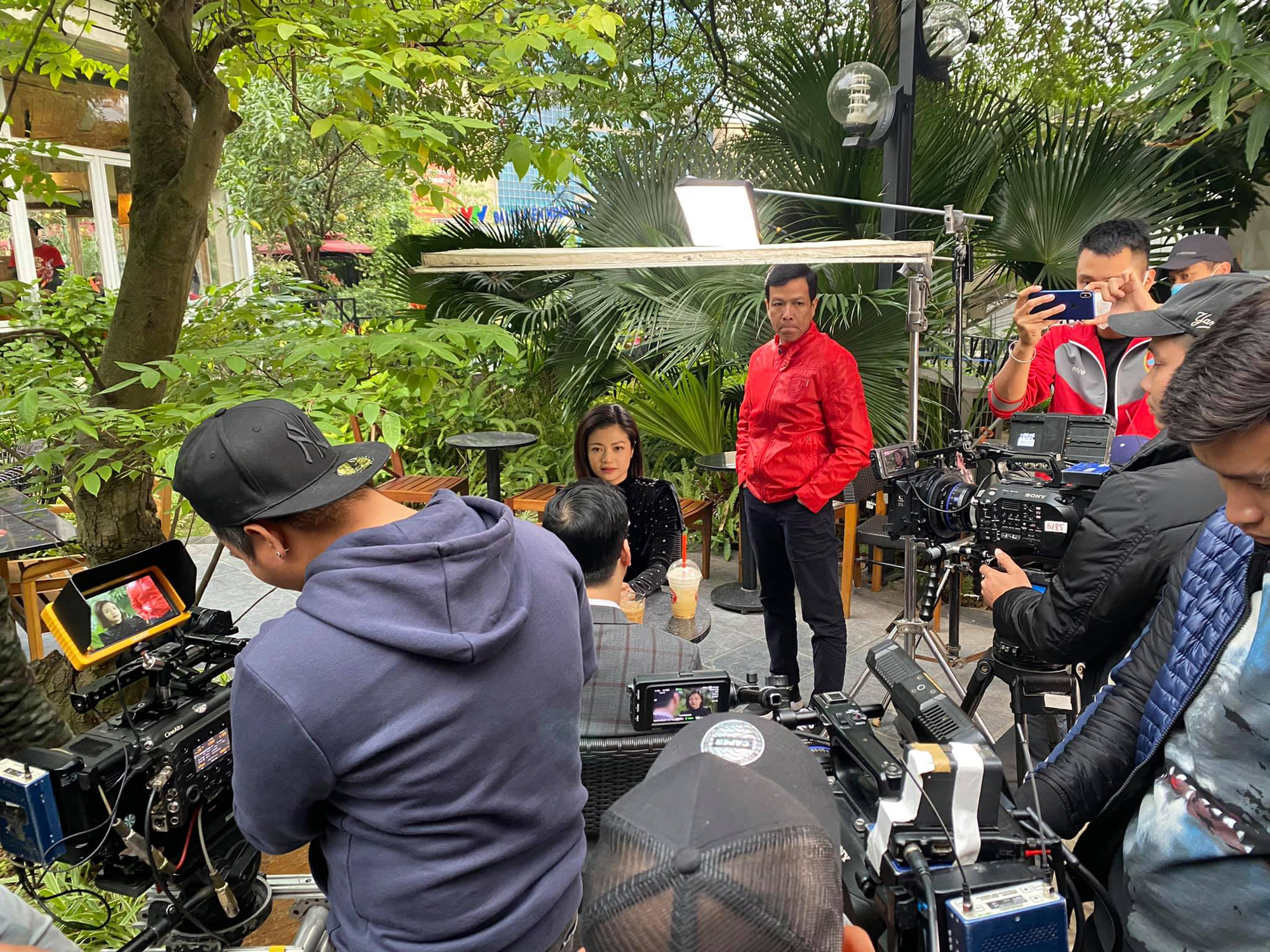 Hậu trường cực xinh của diễn vi&ecirc;n Kiều Anh trong phim Hồ sơ c&aacute; sấu - Ảnh 9.