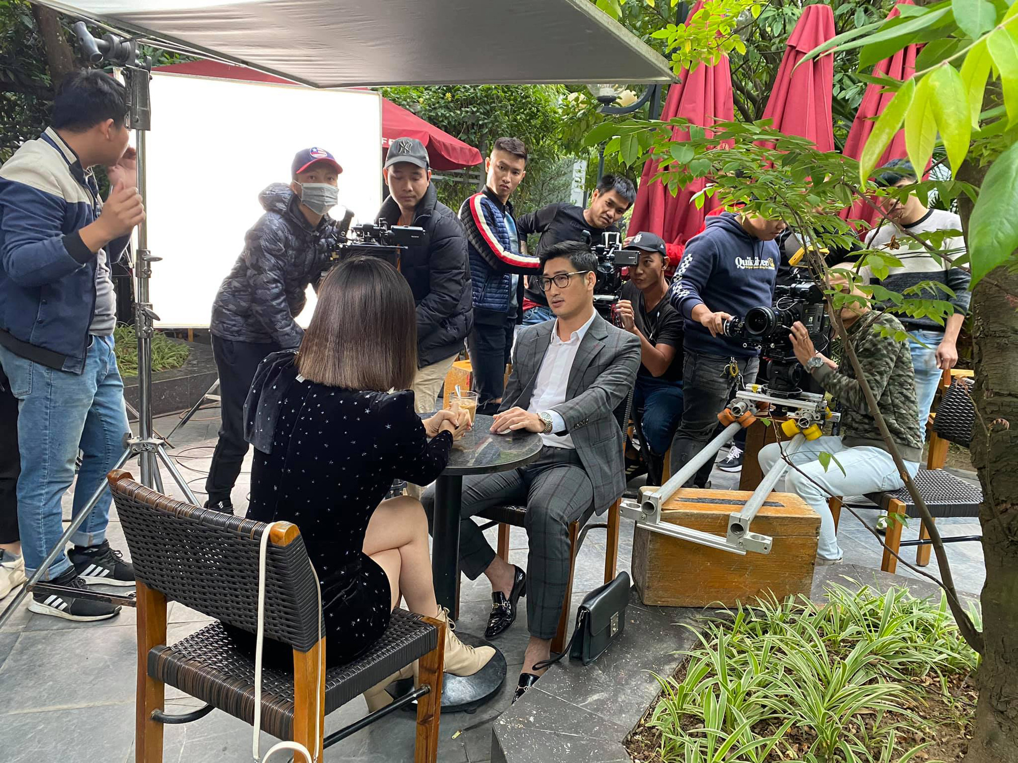 Hậu trường cực xinh của diễn vi&ecirc;n Kiều Anh trong phim Hồ sơ c&aacute; sấu - Ảnh 10.