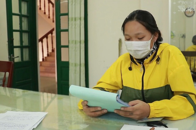 Đi xe máy thả hai tay múa quạt, cô gái bị phạt 7,4 triệu đồng - Ảnh 1.