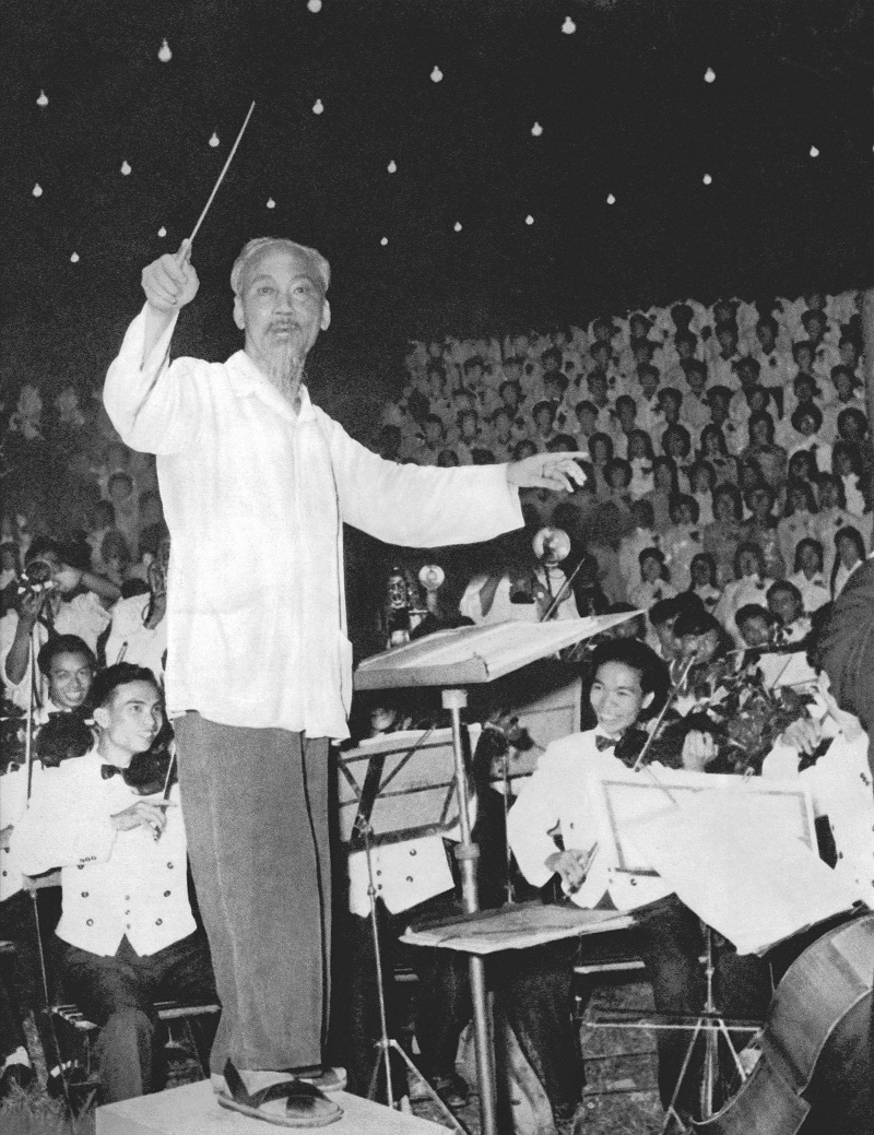 
Uncle Ho directing the orchestra singing the Unity song taken by photographer Lam Hong Long in 1960.

