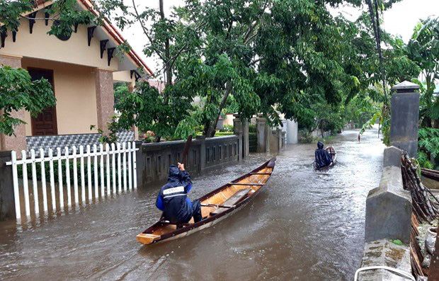 Mưa lớn ở Trung Bộ, Bắc Tây Nguyên kéo dài đến sáng mai, có thể gây lũ quét, sạt lở đất - Ảnh 1.