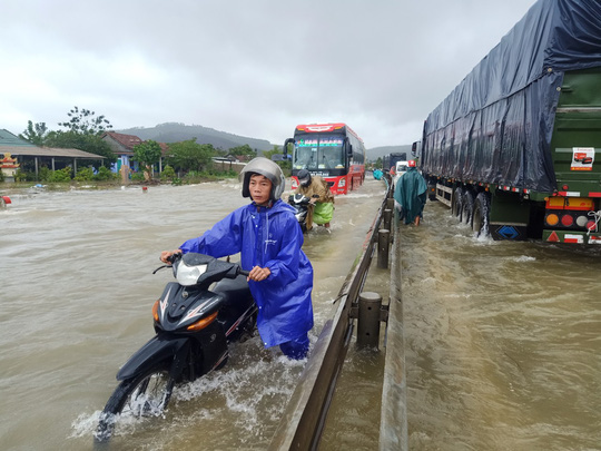 Mưa lũ tại Quảng Trị và TT-Huế: 3 người mất tích, giao thông bị chia cắt cục bộ - Ảnh 1.