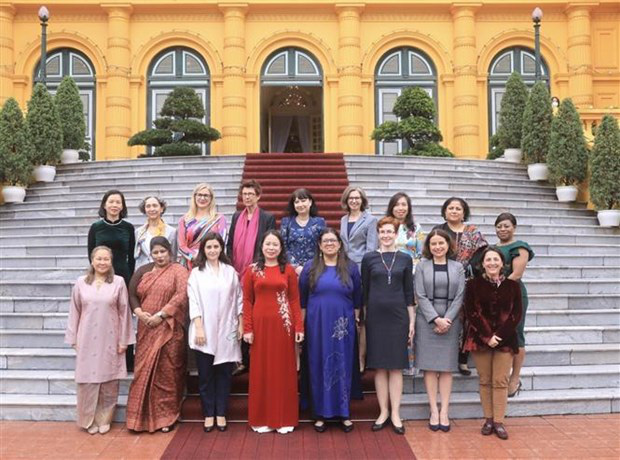 
Vice President Vo Thi Anh Xuan and the female ambassadors and chargés d affaires pose for a group photo (Photo: VNA)
