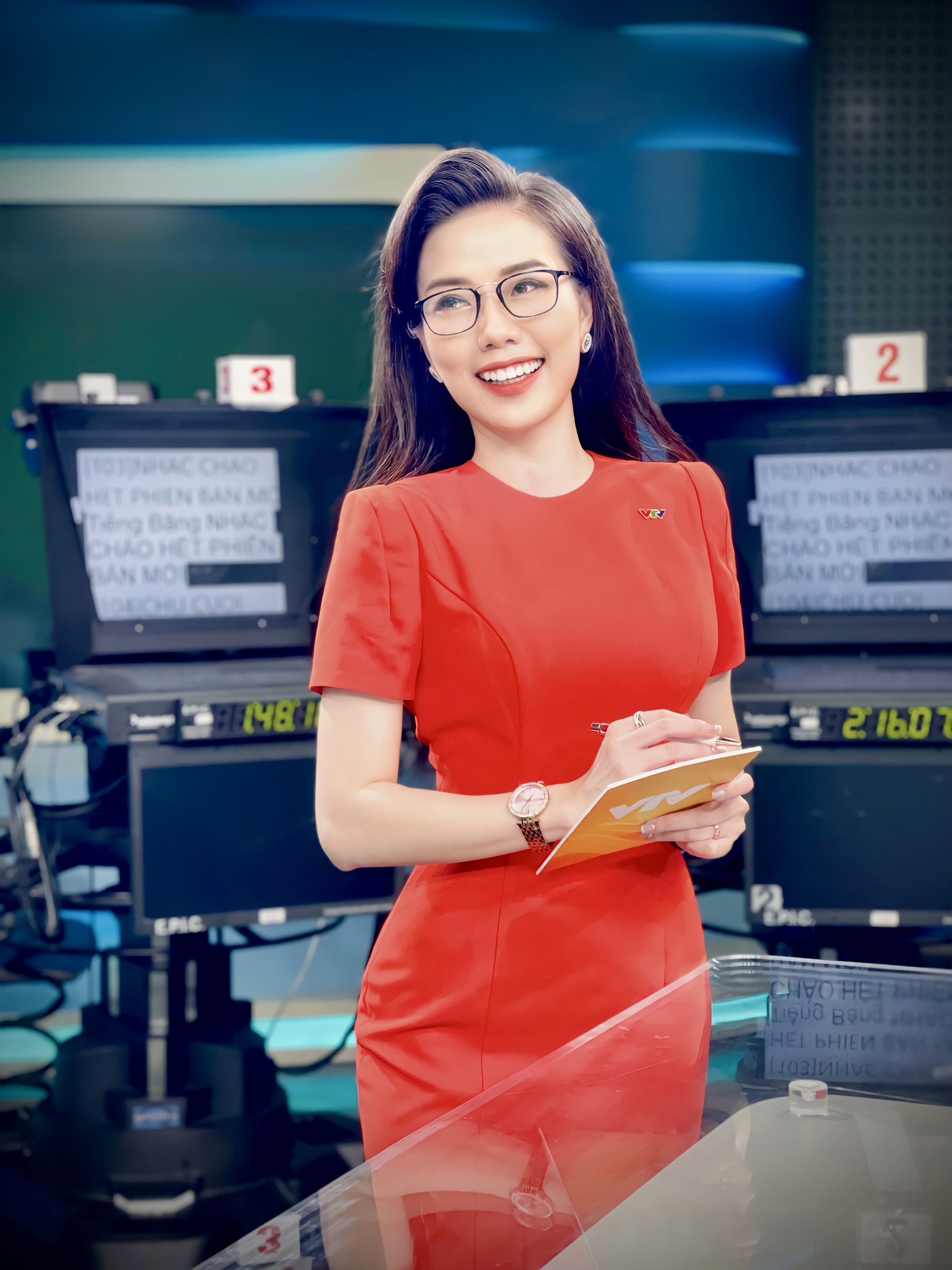 Những nữ MC, BTV Thời sự thức dậy từ 4h sáng - Ảnh 4. Những nữ MC, BTV Thời sự thức dậy từ 4h sáng - Ảnh 4.