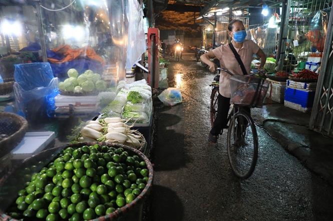 Ảnh: Chợ Long Biên chính thức hoạt động trở lại từ 0h ngày 21/10 - Ảnh 13. Ảnh: Chợ Long Biên chính thức hoạt động trở lại từ 0h ngày 21/10 - Ảnh 13.