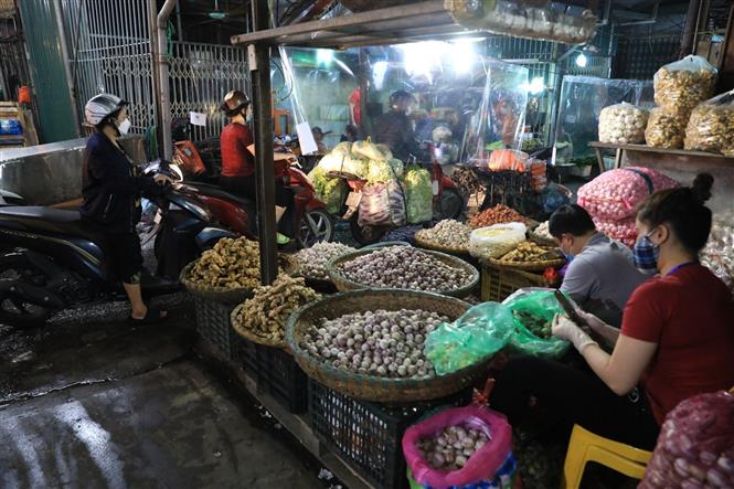 Ảnh: Chợ Long Biên chính thức hoạt động trở lại từ 0h ngày 21/10 - Ảnh 14. Ảnh: Chợ Long Biên chính thức hoạt động trở lại từ 0h ngày 21/10 - Ảnh 14.