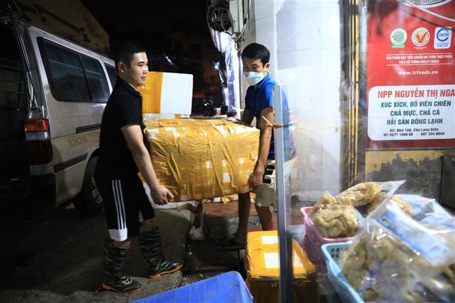Ảnh: Chợ Long Biên chính thức hoạt động trở lại từ 0h ngày 21/10 - Ảnh 15. Ảnh: Chợ Long Biên chính thức hoạt động trở lại từ 0h ngày 21/10 - Ảnh 15.