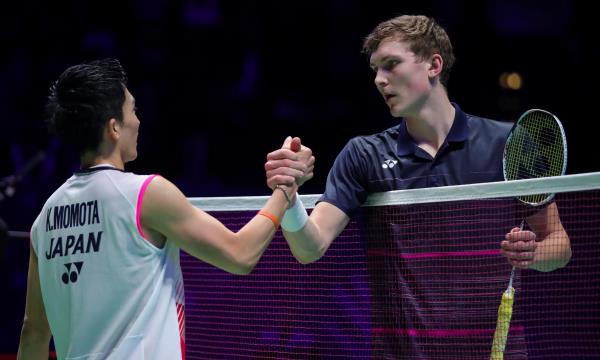 Viktor Axelsen gặp Kento Momota ở chung kết Giải cầu lông Đan Mạch mở rộng - Ảnh 1.