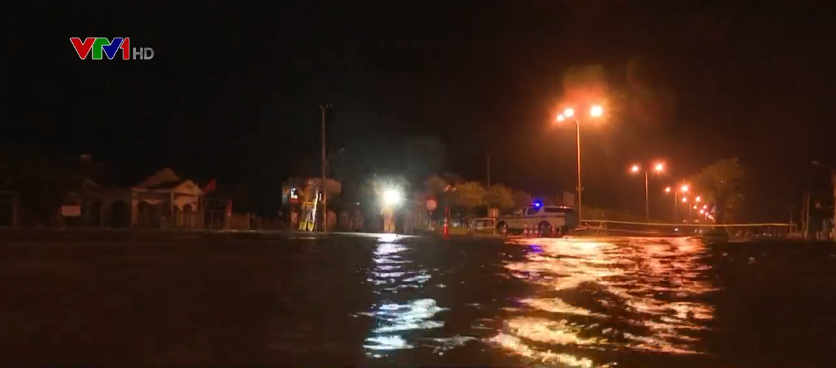 Quốc lộ 1A qua Quảng Nam vẫn ngập sâu, hơn 2.000 xe phải quay đầu - Ảnh 1. Quốc lộ 1A qua Quảng Nam vẫn ngập sâu, hơn 2.000 xe phải quay đầu - Ảnh 1.