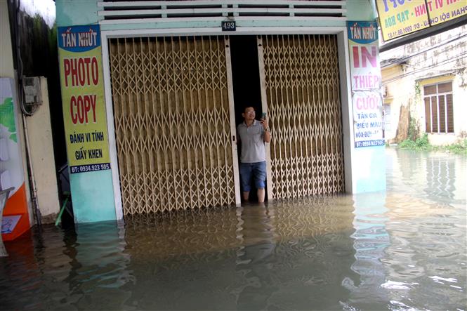 Quốc lộ 1A qua Quảng Nam vẫn ngập sâu, hơn 2.000 xe phải quay đầu - Ảnh 3. Quốc lộ 1A qua Quảng Nam vẫn ngập sâu, hơn 2.000 xe phải quay đầu - Ảnh 3.