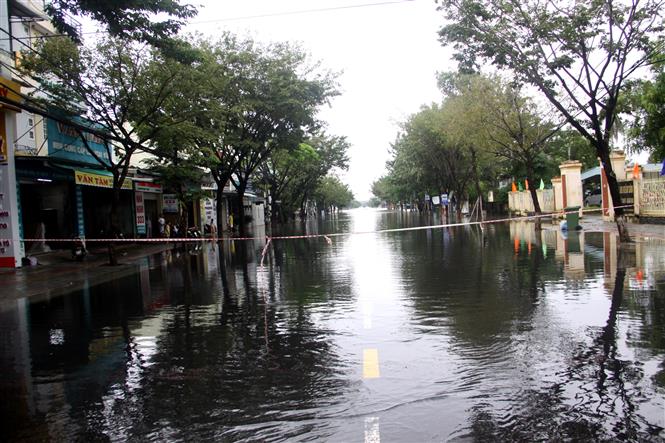 Quốc lộ 1A qua Quảng Nam vẫn ngập sâu, hơn 2.000 xe phải quay đầu - Ảnh 4. Quốc lộ 1A qua Quảng Nam vẫn ngập sâu, hơn 2.000 xe phải quay đầu - Ảnh 4.