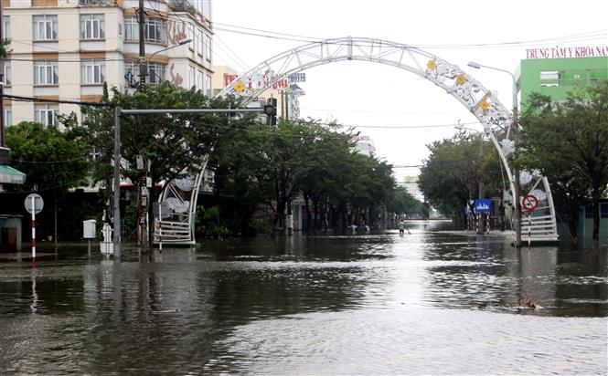 Quốc lộ 1A qua Quảng Nam vẫn ngập sâu, hơn 2.000 xe phải quay đầu - Ảnh 5. Quốc lộ 1A qua Quảng Nam vẫn ngập sâu, hơn 2.000 xe phải quay đầu - Ảnh 5.